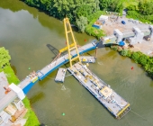 LUFTAUFNAHMEN Super-Kran aus Rotterdam bringt auf dem Neckar in Benningen den Brückenschlag in die Endposition.