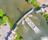 LUFTAUFNAHMEN Super-Kran aus Rotterdam bringt auf dem Neckar in Benningen den Brückenschlag in die Endposition.