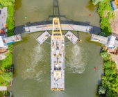 LUFTAUFNAHMEN Super-Kran aus Rotterdam bringt auf dem Neckar in Benningen den Brückenschlag in die Endposition.