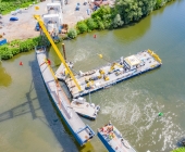 LUFTAUFNAHMEN Super-Kran aus Rotterdam bringt auf dem Neckar in Benningen den Brückenschlag in die Endposition.