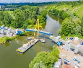 LUFTAUFNAHMEN Super-Kran aus Rotterdam bringt auf dem Neckar in Benningen den Brückenschlag in die Endposition.