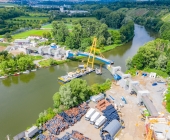 LUFTAUFNAHMEN Super-Kran aus Rotterdam bringt auf dem Neckar in Benningen den Brückenschlag in die Endposition.
