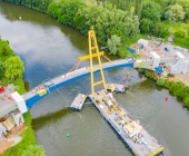 LUFTAUFNAHMEN Super-Kran aus Rotterdam bringt auf dem Neckar in Benningen den Brückenschlag in die Endposition.