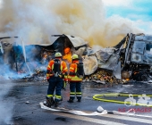 Lastwagen rammt Betonwand. Kurze Zeit später steht der LKW in Vollbrand.