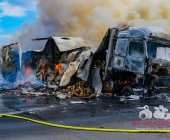 Lastwagen rammt Betonwand. Kurze Zeit später steht der LKW in Vollbrand.
