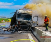 Lastwagen rammt Betonwand. Kurze Zeit später steht der LKW in Vollbrand.