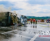Lastwagen rammt Betonwand. Kurze Zeit später steht der LKW in Vollbrand.