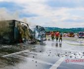 Lastwagen rammt Betonwand. Kurze Zeit später steht der LKW in Vollbrand.