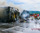 Lastwagen rammt Betonwand. Kurze Zeit später steht der LKW in Vollbrand.