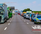 Lastwagen rammt Betonwand. Kurze Zeit später steht der LKW in Vollbrand.