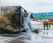 Lastwagen rammt Betonwand. Kurze Zeit später steht der LKW in Vollbrand.