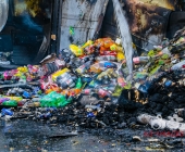 Lastwagen rammt Betonwand. Kurze Zeit später steht der LKW in Vollbrand.