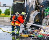 Lastwagen rammt Betonwand. Kurze Zeit später steht der LKW in Vollbrand.