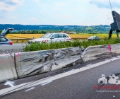 Lastwagen rammt Betonwand. Kurze Zeit später steht der LKW in Vollbrand.