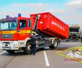 Lastwagen rammt Betonwand. Kurze Zeit später steht der LKW in Vollbrand.