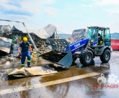 Lastwagen rammt Betonwand. Kurze Zeit später steht der LKW in Vollbrand.