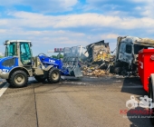 Lastwagen rammt Betonwand. Kurze Zeit später steht der LKW in Vollbrand.