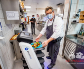 Serviceroboter Dieter ist der neue Kellner im Restaurant Forsthof