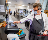 Serviceroboter Dieter ist der neue Kellner im Restaurant Forsthof