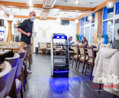Serviceroboter Dieter ist der neue Kellner im Restaurant Forsthof
