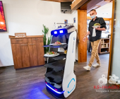 Serviceroboter Dieter ist der neue Kellner im Restaurant Forsthof