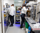Serviceroboter Dieter ist der neue Kellner im Restaurant Forsthof