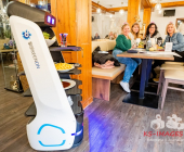 Serviceroboter Dieter ist der neue Kellner im Restaurant Forsthof