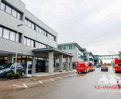 Batterien mit Lithium-Ionen brennen im Autowerk AMG in Affalterbach. Großeinsatz für Einsatzkräfte