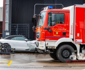Batterien mit Lithium-Ionen brennen im Autowerk AMG in Affalterbach. Großeinsatz für Einsatzkräfte