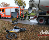 07:05 Uhr, Verkehrsunfall tödlich, Motorradfahrer von LKW überrollt, Flachter Straße 38 (Weilimdorf)