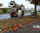 07:05 Uhr, Verkehrsunfall tödlich, Motorradfahrer von LKW überrollt, Flachter Straße 38 (Weilimdorf)