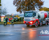 07:05 Uhr, Verkehrsunfall tödlich, Motorradfahrer von LKW überrollt, Flachter Straße 38 (Weilimdorf)