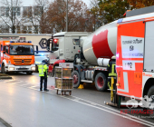 07:05 Uhr, Verkehrsunfall tödlich, Motorradfahrer von LKW überrollt, Flachter Straße 38 (Weilimdorf)