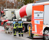 07:05 Uhr, Verkehrsunfall tödlich, Motorradfahrer von LKW überrollt, Flachter Straße 38 (Weilimdorf)