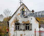 Haus voll Ausgebrannt:  Eine schwerverletzte Person und ca. 250.000 Euro Sachschaden nach Wohnhausbrand Benningen