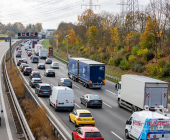 Langer Rückstau nach Unfall A81 zwischen zwei Fahrzeugen und einem LKW