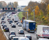 Langer Rückstau nach Unfall A81 zwischen zwei Fahrzeugen und einem LKW