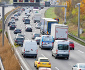 Langer Rückstau nach Unfall A81 zwischen zwei Fahrzeugen und einem LKW