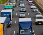 Langer Rückstau nach Unfall A81 zwischen zwei Fahrzeugen und einem LKW