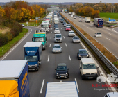 Langer Rückstau nach Unfall A81 zwischen zwei Fahrzeugen und einem LKW