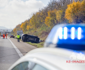 Langer Rückstau nach Unfall A81 zwischen zwei Fahrzeugen und einem LKW