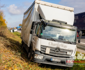 Langer Rückstau nach Unfall A81 zwischen zwei Fahrzeugen und einem LKW