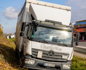 Langer Rückstau nach Unfall A81 zwischen zwei Fahrzeugen und einem LKW