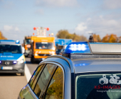 Langer Rückstau nach Unfall A81 zwischen zwei Fahrzeugen und einem LKW