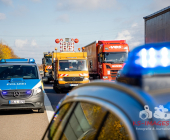 Langer Rückstau nach Unfall A81 zwischen zwei Fahrzeugen und einem LKW