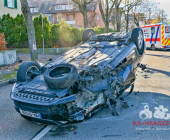 Gegen den Baum geprallt und überschlagen Skoda-Fahrer verletzt ins Krankenhaus