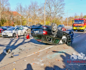 Gegen den Baum geprallt und überschlagen Skoda-Fahrer verletzt ins Krankenhaus