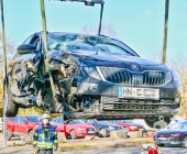 Gegen den Baum geprallt und überschlagen Skoda-Fahrer verletzt ins Krankenhaus