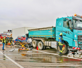 A81 LUDWIGSBURG: Gaffer - Wand verhindert blick auf Menschenrettung nach schwerem LKW-Auffahrunfall