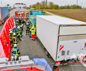 A81 LUDWIGSBURG: Gaffer - Wand verhindert blick auf Menschenrettung nach schwerem LKW-Auffahrunfall